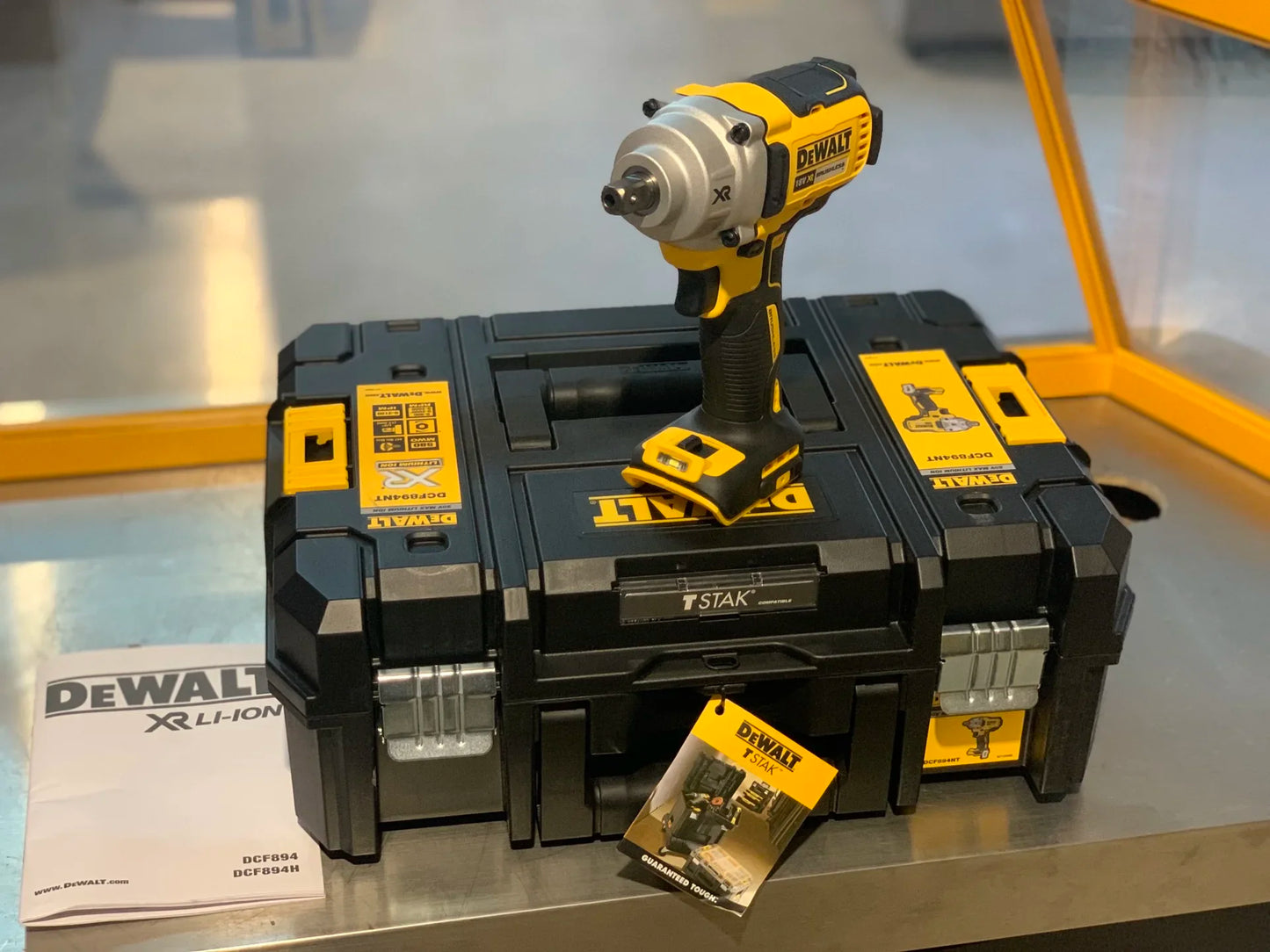 DEWALT DCF894 Kit 1/2in Mid-Range Brushless Cordless Impact Wrench With Detent Pin Anvil 18V Lithium 447NM body only