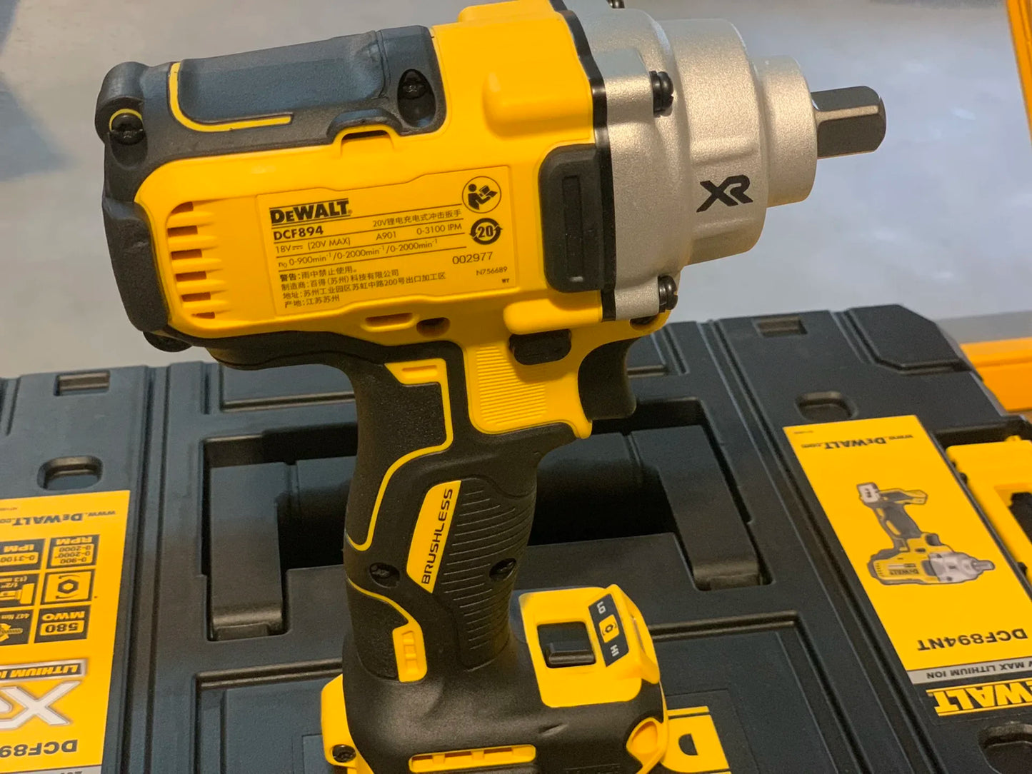 DEWALT DCF894 Kit 1/2in Mid-Range Brushless Cordless Impact Wrench With Detent Pin Anvil 18V Lithium 447NM body only
